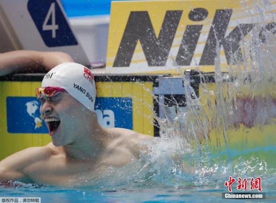 资料图：2019年7月23日，在2019年光州游泳世锦赛男子200米自由泳决赛中，第七次征战的中国游泳领军人物孙杨以1分44秒93的佳绩力压群雄，成功卫冕！至此，他也在个人项目(不含接力)金牌榜成功超越美国名将罗切特的10金，独占第二名。