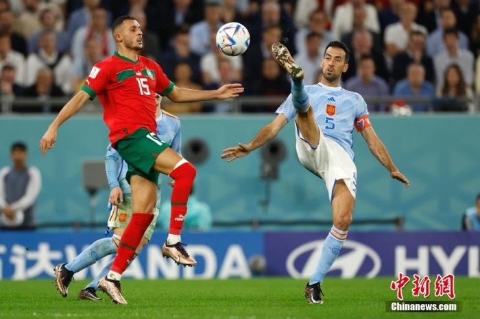 当地时间12月6日，2022卡塔尔世界杯1/8决赛继续进行，摩洛哥队与西班牙队的比赛在教育城球场打响。本场比赛，两队在常规时间和加时赛均无法取得进球，双方进入点球大战。在点球大战中，摩洛哥队凭借门将布努的神奇发挥，两次扑出西班牙球员的点球射门，帮助摩洛哥队淘汰西班牙队，历史首次闯入世界杯8强。图为西班牙中场布斯克茨(蓝)在比赛中。中新社记者 富田 摄