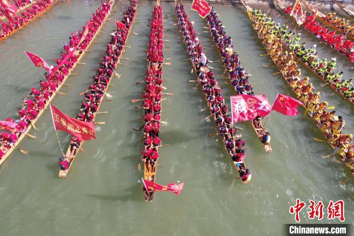 群龙闹江，锣鼓震天：湖南沅陵沅江龙舟竞渡盛