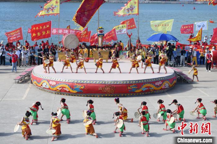 群龙闹江，锣鼓震天：湖南沅陵沅江龙舟竞渡盛