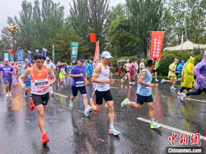 西宁半程马拉松雨中开跑，青海选手马文良夺得