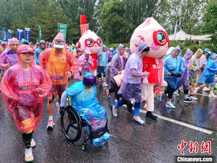西宁半程马拉松雨中开跑，青海选手马文良夺得