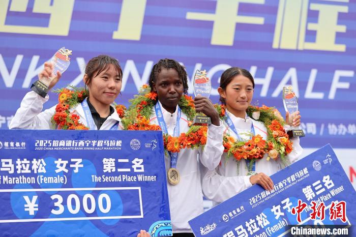 西宁半程马拉松雨中开跑，青海选手马文良夺得